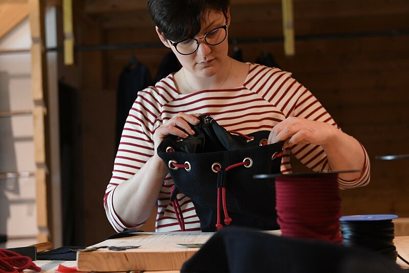 Couturière qui recycle les cabans en accessoires 